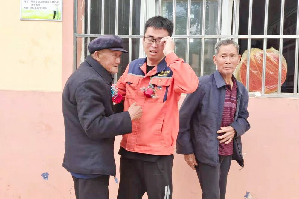 1622208506120445.jpg 第一书记陈瑞志与落红甸村老党员含泪告别.jpg